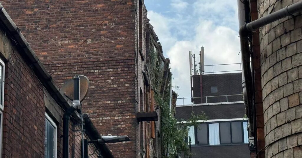 News: Emergency road closure in Manchester city centre due to ‘unsafe building’ as tilting wall crumbles to ground