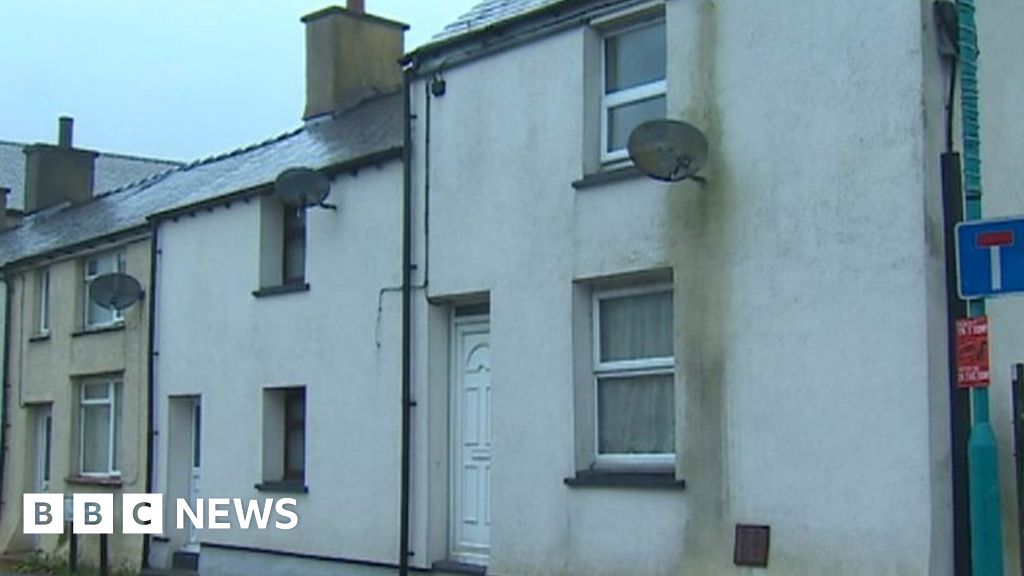 News: Wall insulation causes ‘green slimy’ marks on Arfon homes