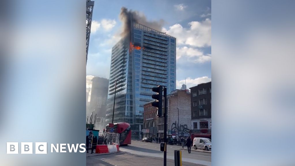 News: Aldgate fire: Large blaze at high-rise London tower block