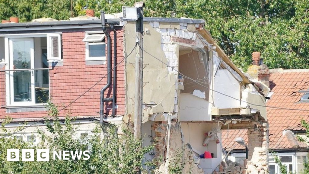 News: Thornton Heath: Girl, 4, killed as explosion destroys house