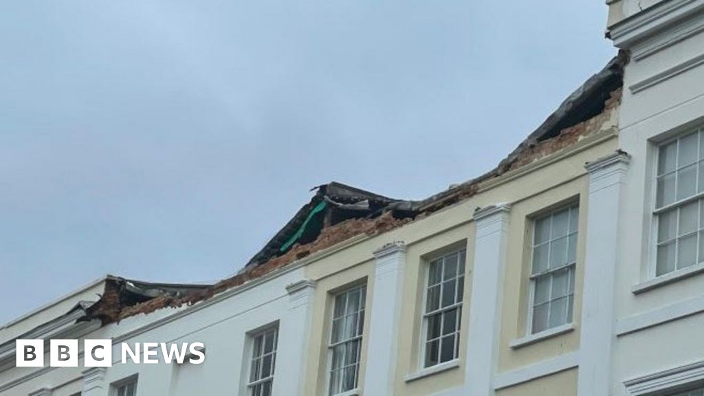 News: Cheltenham roof collapse smashes car windscreen