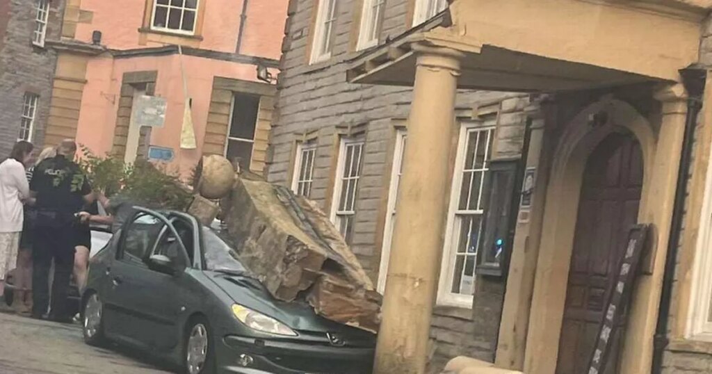 News: Historic Somerset pub suffers ‘structural damage’ after car smashed into pillar