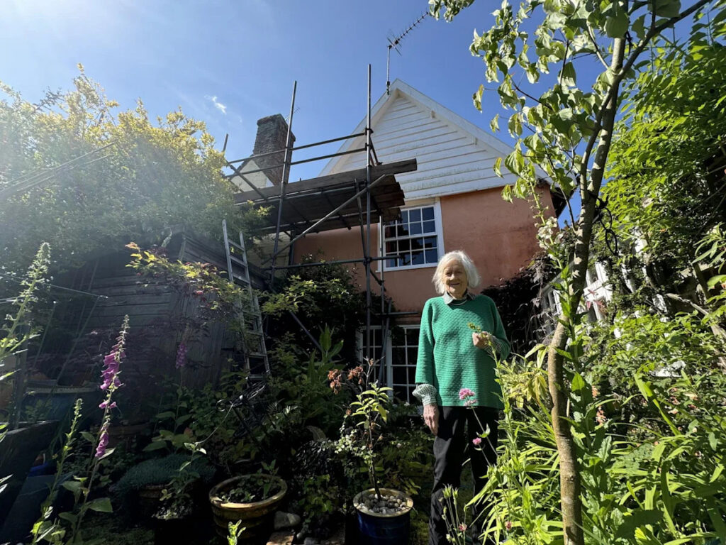 News: Pensioners at war after scaffolding erected across neighbour’s back garden