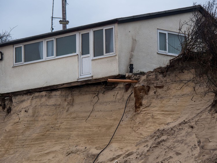 News: Seaside homes in Norfolk evacuated over fears they could fall into the sea