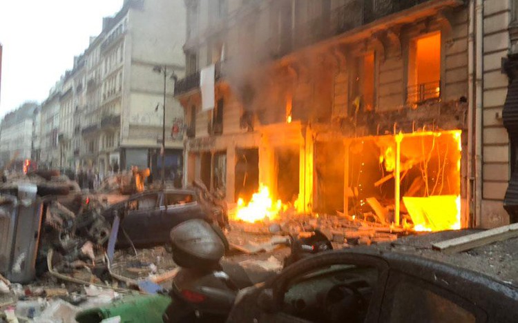 News: At least 20 injured huge bakery explosion in centre of Paris