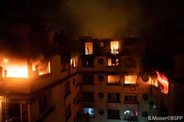 News: Paris fire: at least eight people killed and 36 injured in huge blaze at block of flats