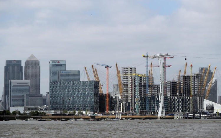 News: Man dies after fall from Canary Wharf building site