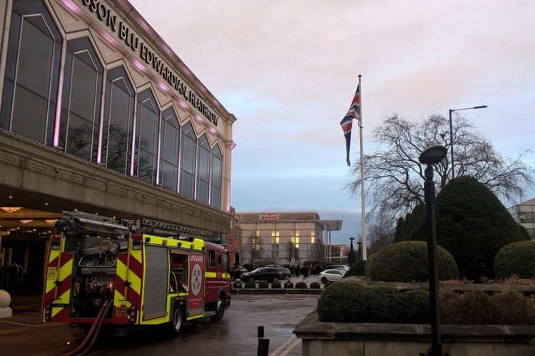 News: Heathrow fire: 200 guests evacuated after blaze breaks out at sauna in hotel near airport