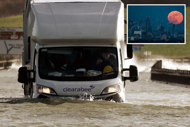 News: Supermoon leaves flash floods in its wake as high tides sparked by phenomenon cause chaos