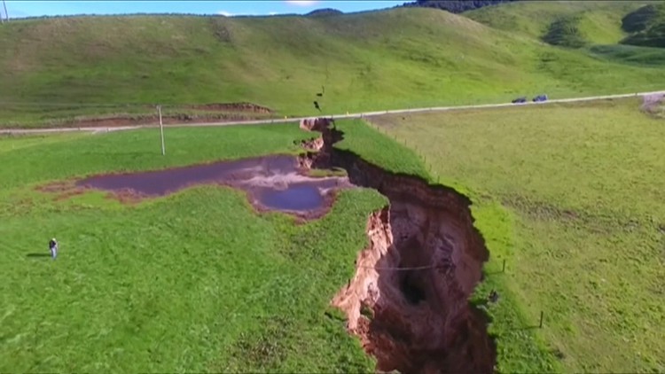 News: Giant sinkhole reveals 60,000-year-old volcanic deposit