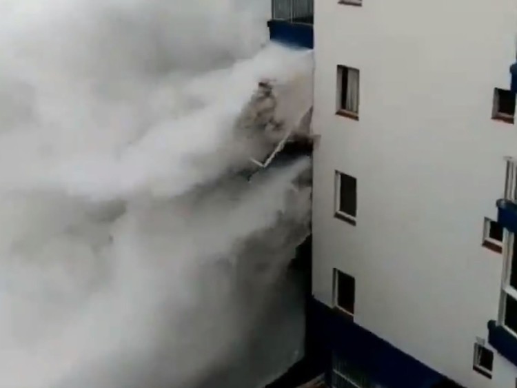 News: Enormous waves wipe away balconies in Tenerife