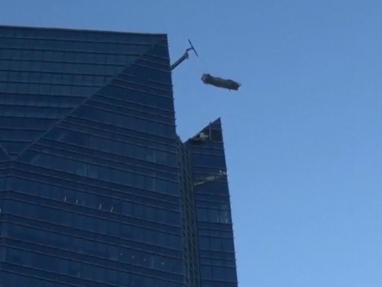 News: Workers rescued from wildly swinging platform above skyscraper