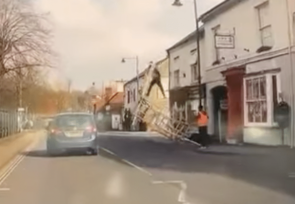 News: Scaffold tower collapse caught on car dashcam