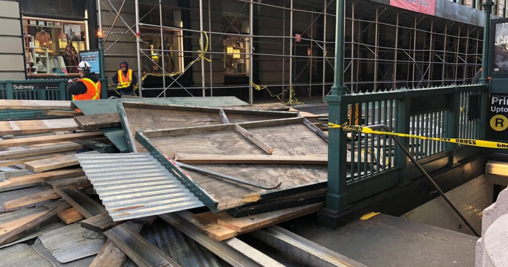 News: 5 injured after scaffolding collapses in Manhattan